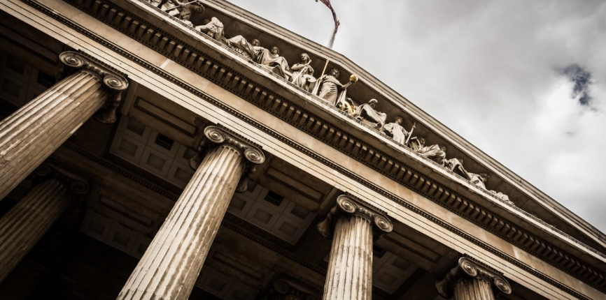 Façade institutionnelle d'un palais de justice